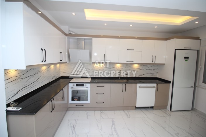 Квартира 3+1 в новым ремонтом, мебелью и техникой в центре Алании - Ракурс 15