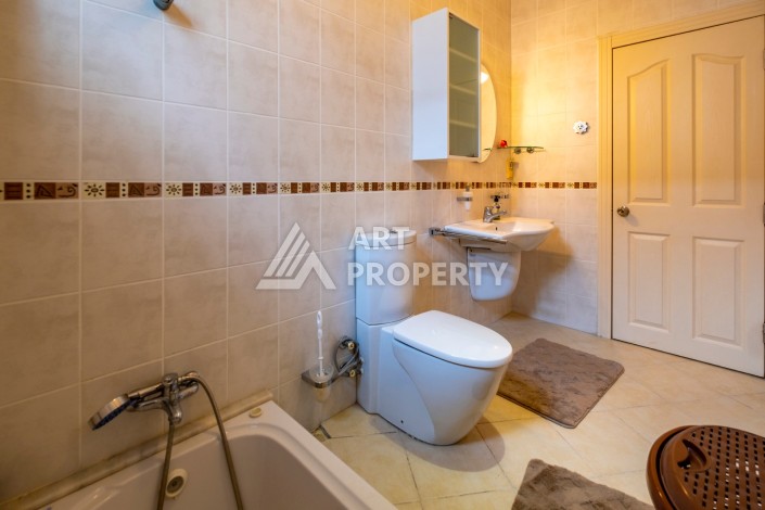 Вилла 2+1 с большим садом в элитном районе Каргыджак - Ракурс 18