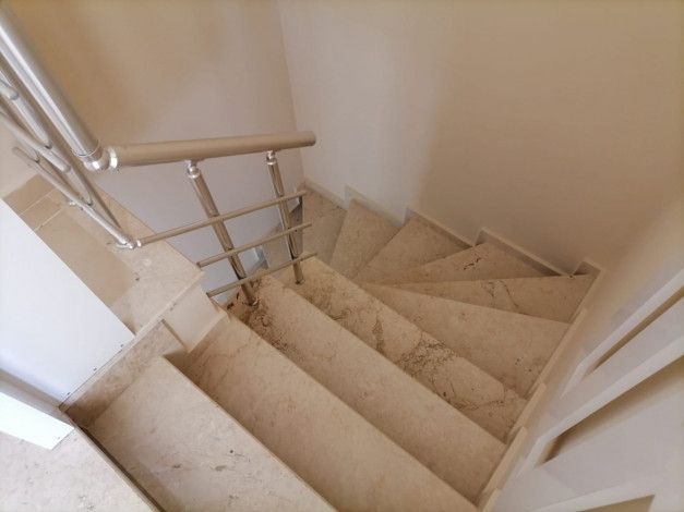 Двухуровневый четырехкомнатный пентхаус с видом на море и горы, район Махмутлар, 200 м2 - Ракурс 30