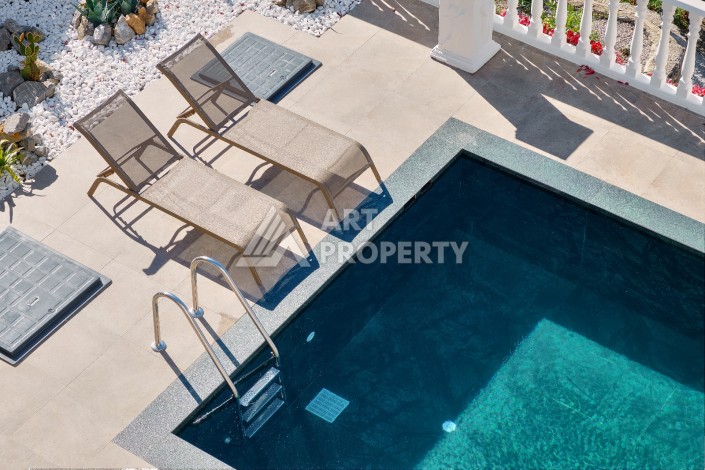 Вилла с видом на море и отдельными апартаментами в элитном районе Каргыджак - Ракурс 22