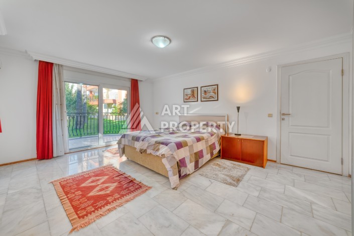 Дуплекс 4+1 с выходом в сад всего в 150 метрах от моря, 280 кв.м. Кестель, Алания. - Ракурс 25