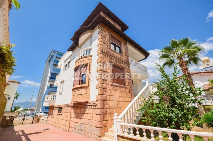 Уютная вилла 5+1 с бассейном и гаражом в Махмутларе, 395 кв.м. - Ракурс 3