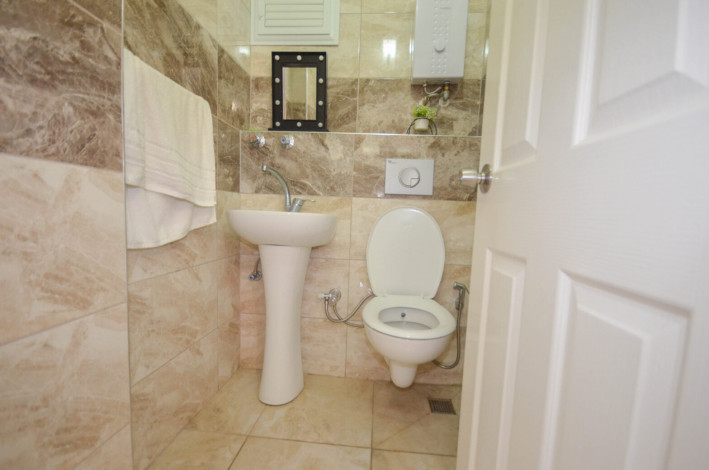 Трехкомнатная меблированная квартира на первой береговой линии, Тосмур, Алания, 115 м2 - Ракурс 9