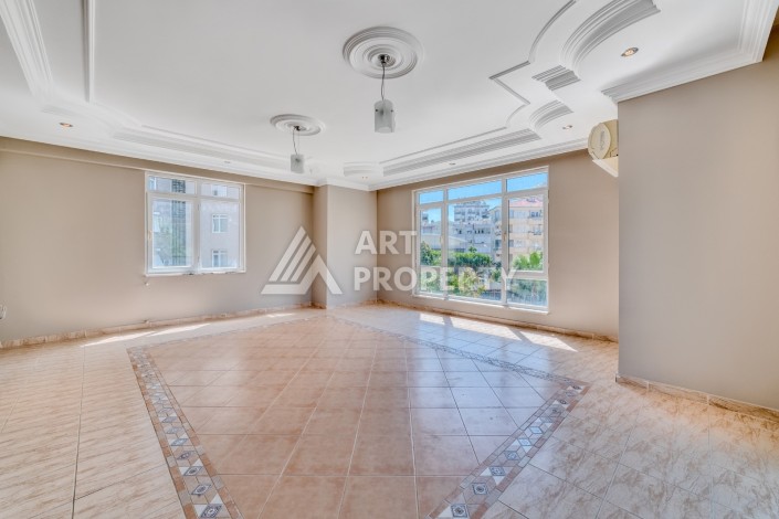 Просторная квартира 3+1 с видом на зелёную территорию в районе Клеопатра - Ракурс 1