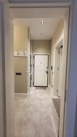 Стильная квартира 1+1 с дизайнерским интерьером в премиальном комплексе у пляжа Клеопатры - Ракурс 9