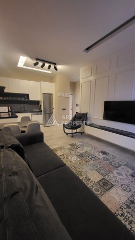 Стильная квартира 1+1 с дизайнерским интерьером в премиальном комплексе у пляжа Клеопатры - Ракурс 13