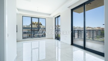 Квартира 1+1 с панорамным остеклением и открытыми видами на город, в комплексе 2024 года - Ракурс 1