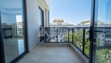 Квартира 1+1 с панорамным остеклением и открытыми видами на город, в комплексе 2024 года - Ракурс 24