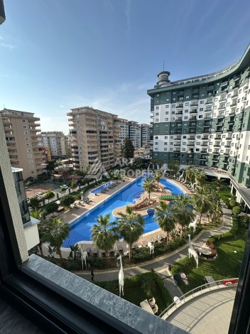 Стильная меблированная квартира 1+1 с видом на бассейн в элитной резиденции Махмутлара, 55 кв.м. - Ракурс 0