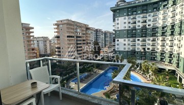 Стильная меблированная квартира 1+1 с видом на бассейн в элитной резиденции Махмутлара, 55 кв.м. - Ракурс 2