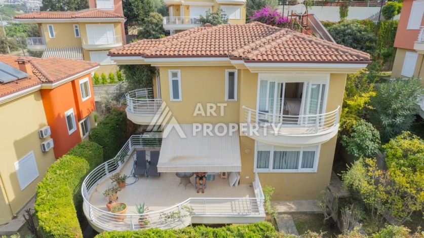 Просторная вилла 4+1 в Каргыджаке с красивыми видами и большой зелёной территорией комплекса - Ракурс 0