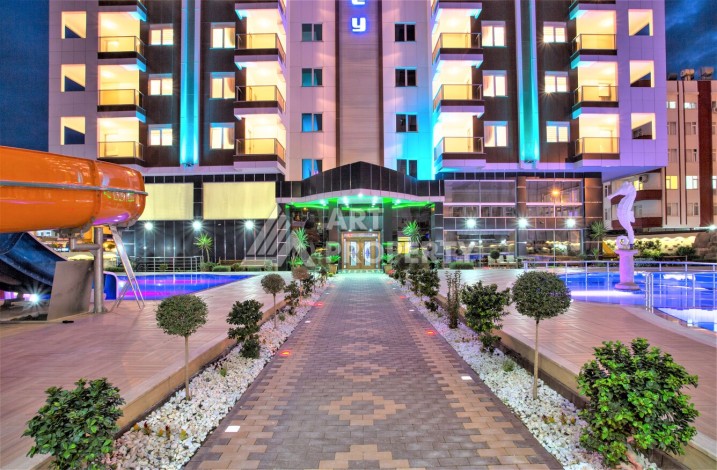 Срочная продажа большой квартиры 1+1 в элитном ЖК, 100 метров от моря в Махмутларе - Ракурс 4