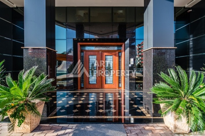 Срочная продажа большой квартиры 1+1 в элитном ЖК, 100 метров от моря в Махмутларе - Ракурс 12