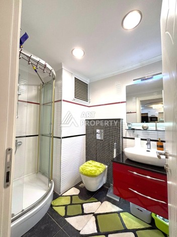 Срочная продажа большой квартиры 1+1 в элитном ЖК, 100 метров от моря в Махмутларе - Ракурс 32