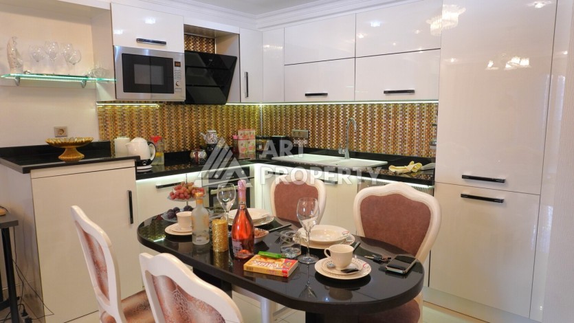 Срочная продажа большой квартиры 1+1 в элитном ЖК, 100 метров от моря в Махмутларе - Ракурс 41