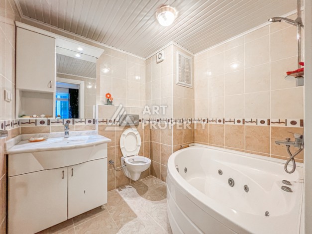 Квартира 2+1 на первой береговой линии в Махмутларе с панорамным видом на море - Ракурс 17