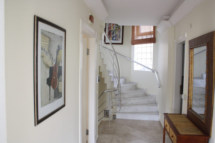 Трехэтажная вилла 5+1 в 100 метрах от моря в Кестель, 240 м2 - Ракурс 12