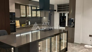 Просторная квартира 3+1 с дизайнерским ремонтом и видом на крепость в Джикджили - Ракурс 27