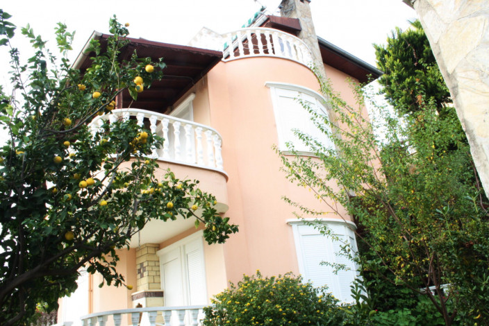 Трехэтажная вилла 5+1 в 100 метрах от моря в Кестель, 240 м2 - Ракурс 32