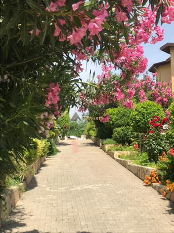 Трехэтажная вилла 5+1 в 100 метрах от моря в Кестель, 240 м2 - Ракурс 35