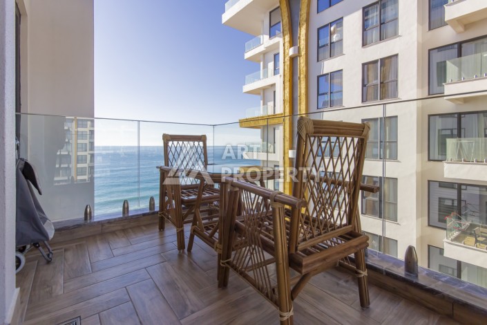 Квартира 1+1 на первой береговой линии в Махмутларе, 55 м², высокий арендный потенциал - Ракурс 2