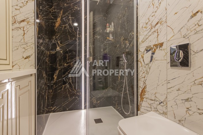 Квартира 1+1 на первой береговой линии в Махмутларе, 55 м², высокий арендный потенциал - Ракурс 9