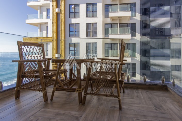 Квартира 1+1 на первой береговой линии в Махмутларе, 55 м², высокий арендный потенциал - Ракурс 11