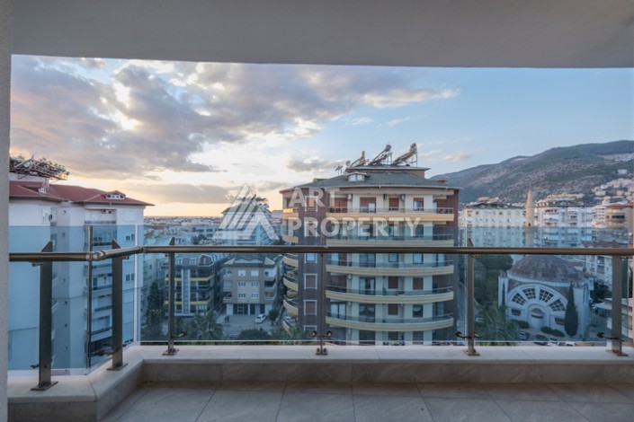 Элитный пентхаус 3+1 с панорамным видом на море и город в районе пляжа Клеопатры - Ракурс 6