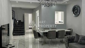 Эксклюзивный пентхаус 3+1 с потолками 3,5  м и панорамным видом на море и горы в Махмутларе - Ракурс 1