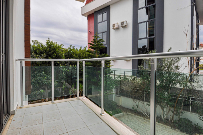 Четырехкомнатная квартира в 50 метрах от Средиземного моря в районе Кестель, Алания, 120 м2 - Ракурс 13