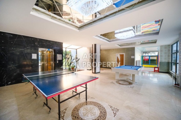 Квартира 2+1 с большим застекленным балконом, 110 кв.м. Махмутлар, Алания - Ракурс 2