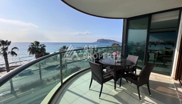 Квартира 2+1 на первой линии в районе Оба, 115 м², прямой вид на море и крепость - Ракурс 1