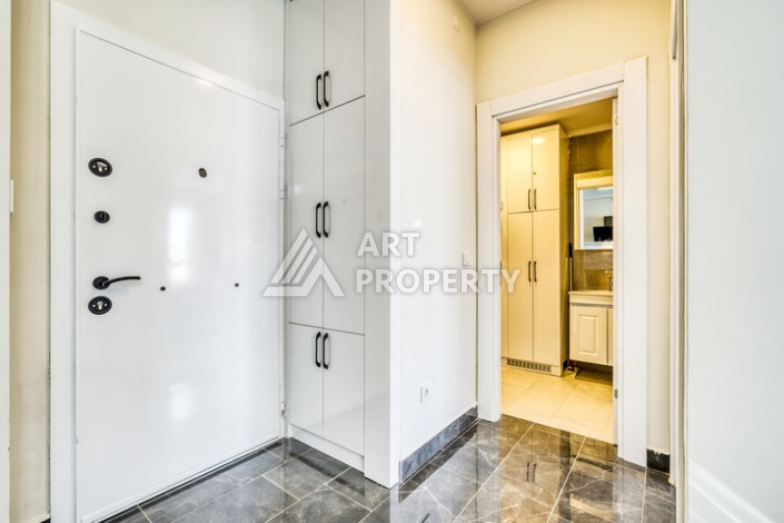 Современная квартира планировки 1+1 с мебелью и техникой в комплексе с богатой инфраструктурой в районе в Махмутларе. - Ракурс 1