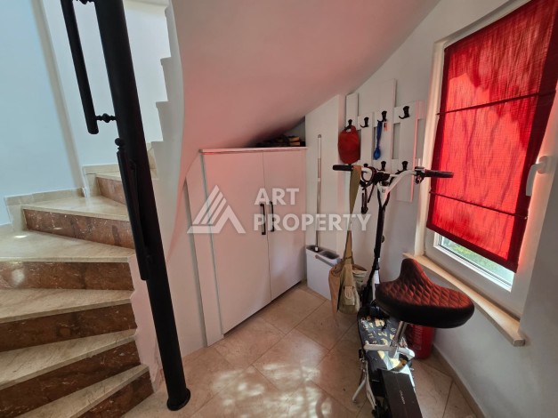 Просторный меблированный дуплекс 2+1 с панорамными видами на горы и город в  районе Каргыджак. - Ракурс 14