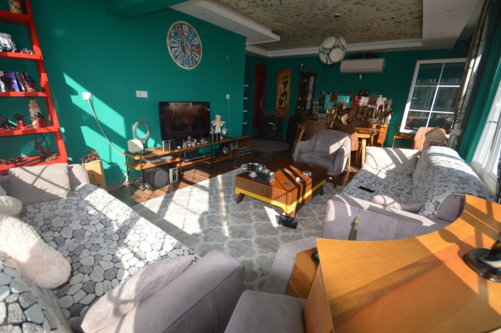 Меблированная четырехкомнатная квартира с дизайнерским ремонтом в самом центре Аланьи, 130 м2 - Ракурс 2