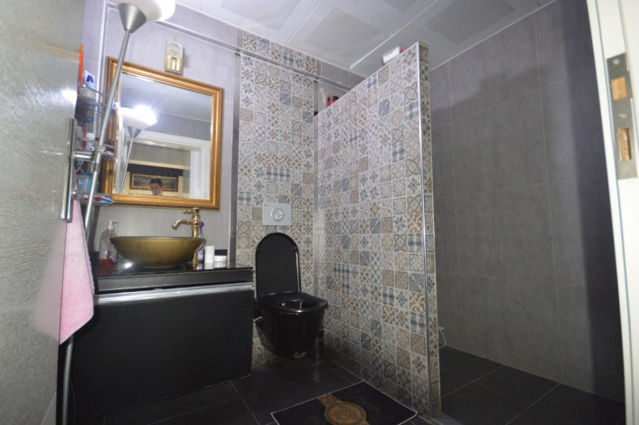 Меблированная четырехкомнатная квартира с дизайнерским ремонтом в самом центре Аланьи, 130 м2 - Ракурс 12