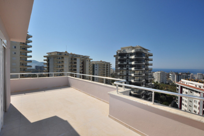 Четырехкомнатная квартира-дуплекс на высоком этаже с частичным видом на море в районе Махмутлар, 220 м2 - Ракурс 25