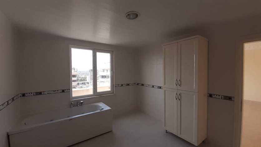 Просторная пятикомнатная квартира с хорошей инфраструктурой в Махмутлар, 240 м2 - Ракурс 40