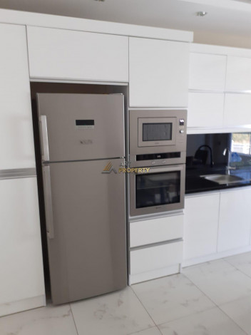 Квартира 3+1 с отдельной кухней с новой мебелью и техникой, 170 м2 - Ракурс 24