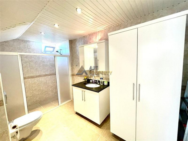 Меблированный дуплекс 3+1 с видом на горы и море в районе Тосмур, 130 м2 - Ракурс 14