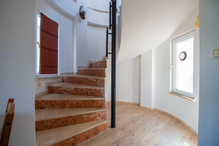 Светлые двухуровневые апартаменты 2+1 в отличном комплексе в районе Каргыджак, 137 м2 - Ракурс 6