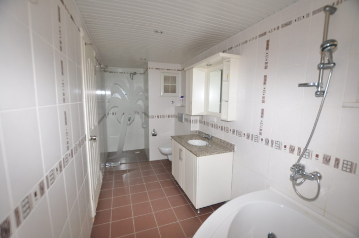 Пятикомнатная квартира-дуплекс с видом на море и горы в районе Махмутлар, 200 м2 - Ракурс 22