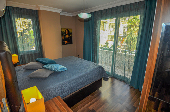 Меблированная трехкомнатная квартира с отдельной кухней в центре Аланьи, 120 м2 - Ракурс 2