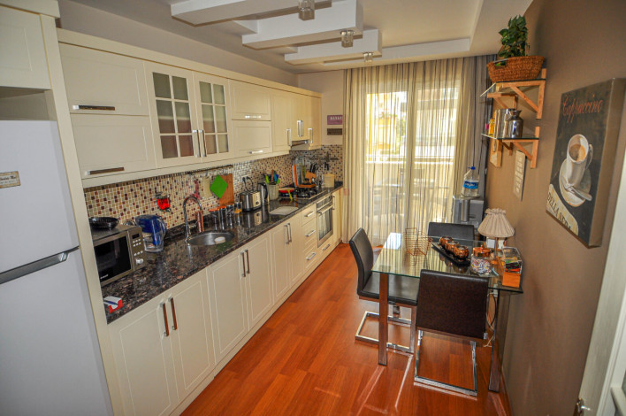 Меблированная трехкомнатная квартира с отдельной кухней в центре Аланьи, 120 м2 - Ракурс 10