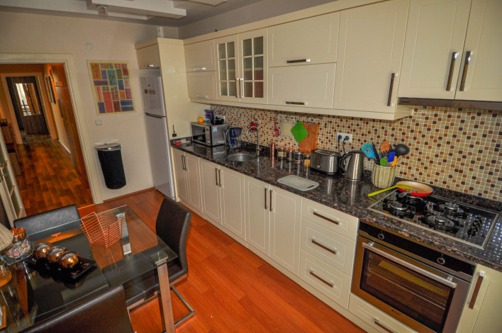 Меблированная трехкомнатная квартира с отдельной кухней в центре Аланьи, 120 м2 - Ракурс 11