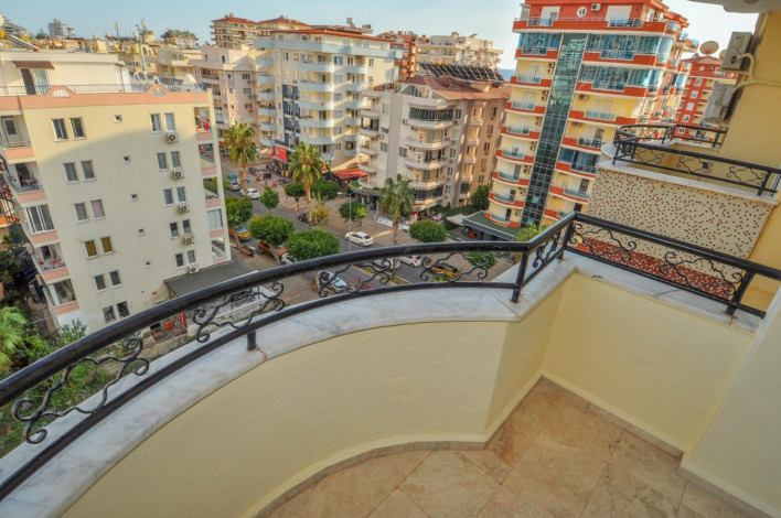 Четырехкомнатная квартира в центре Махмутлара в 100 метрах от Средиземного моря, 135 м2 - Ракурс 4