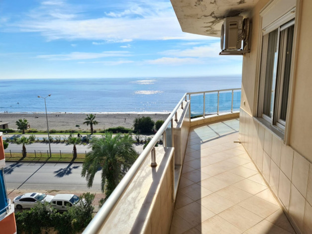 Пятикомнатная квартира большой площади на берегу моря в Махмутларе, 250 м2 - Ракурс 2