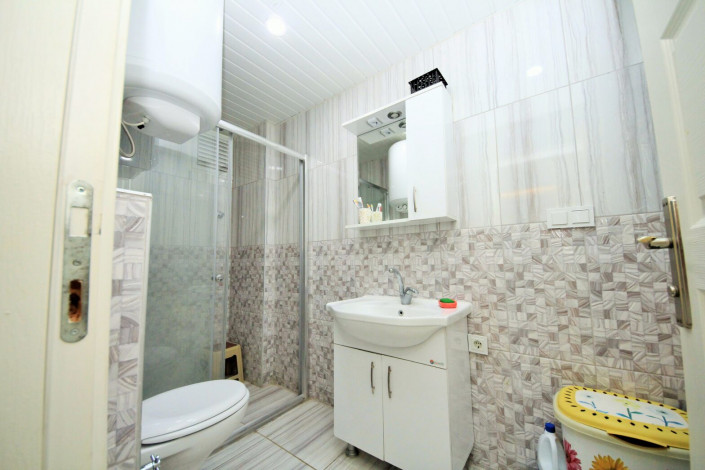 Меблированная двухкомнатная квартира с отдельной кухней в районе Махмутлар, 120м - Ракурс 24