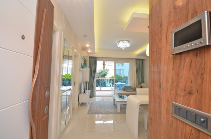 Квартира 1+1 с мебелью в комплексе на первой линии моря в Махмутларе, 66 м2 - Ракурс 3