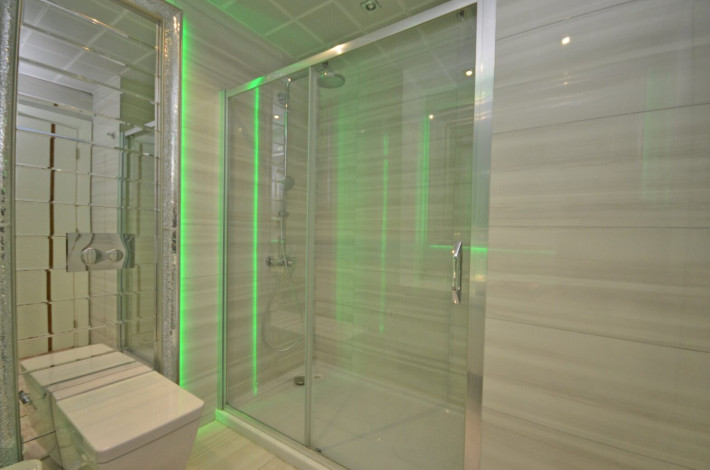 Квартира 1+1 с мебелью в комплексе на первой линии моря в Махмутларе, 66 м2 - Ракурс 5